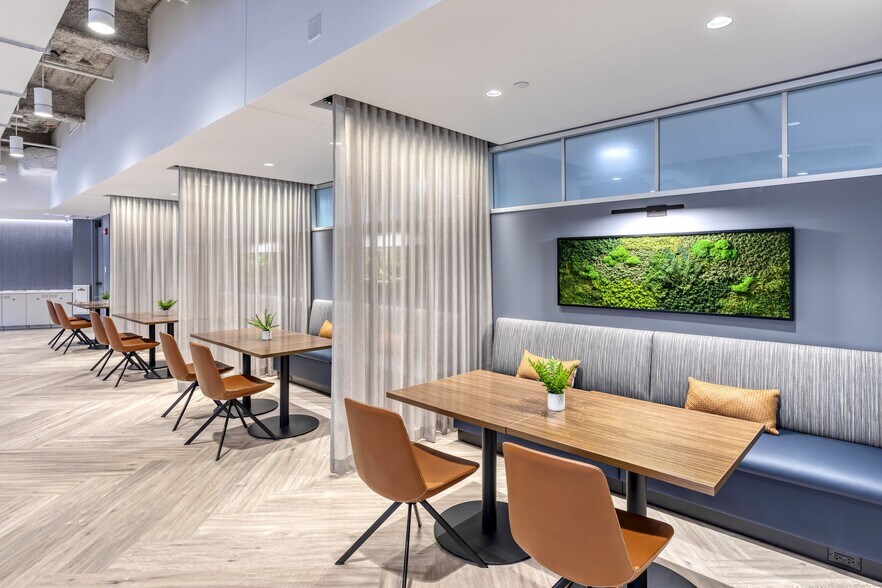 More Photos Of 425 N Martingale Rd, Schaumburg Office For Lease