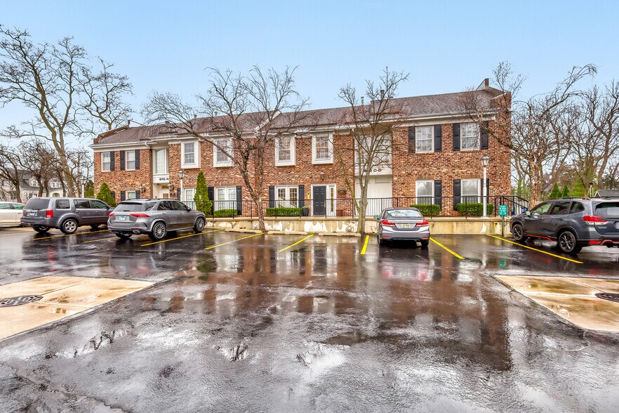 More Photos Of 610 W Roosevelt Rd, Wheaton Medical For Lease