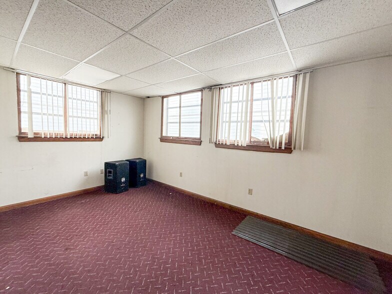 More Photos Of 416 Pittsburgh Cir, Ellwood City Warehouse For Lease
