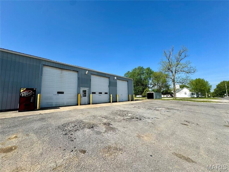 More Photos Of 100 W Foreman St, Jonesburg Showroom For Sale