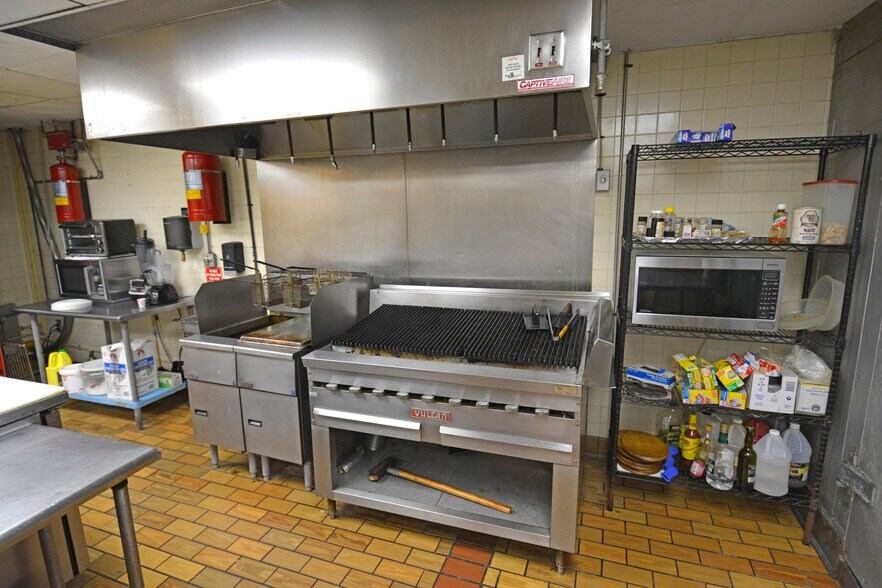 More Photos Of 101 N Us-17, Palatka Drugstore For Sale