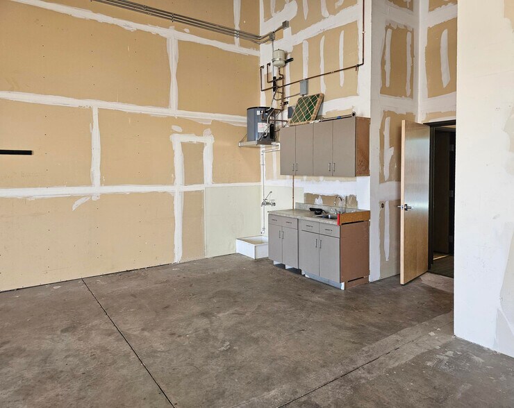 More Photos Of 961 N Eliseo C Felix Jr Way, Avondale Manufacturing For Lease