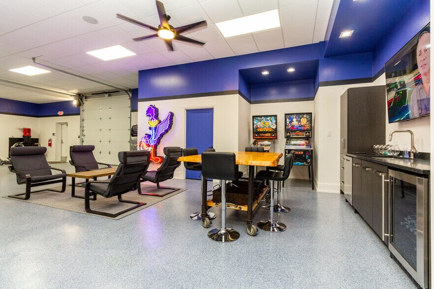 More Photos Of 2580 Dixie Hwy, Waterford Freestanding For Sale