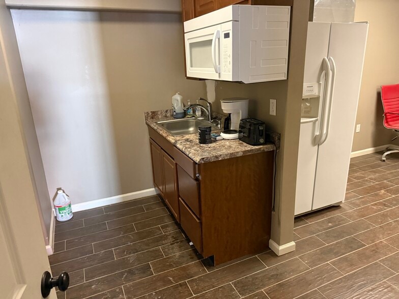 More Photos Of 109 Means Dr, Nicholasville Showroom For Lease