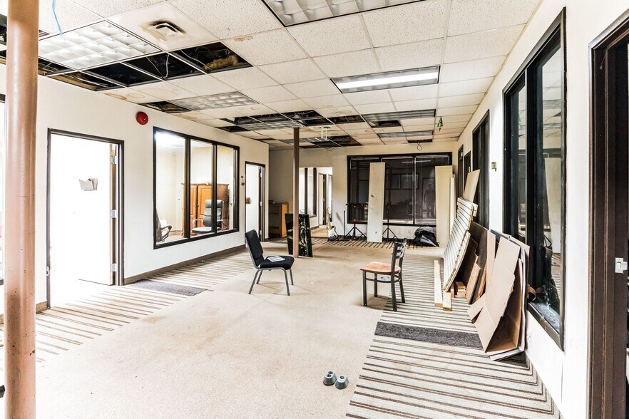 More Photos Of 200 W 4th St, Plainfield Light Distribution For Lease