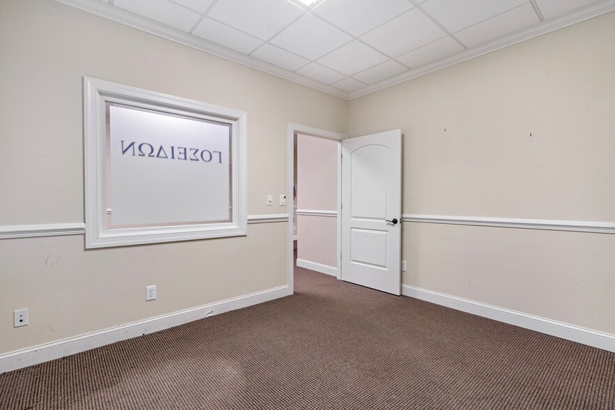More Photos Of 1905 Woodstock Rd, Roswell Office For Sale