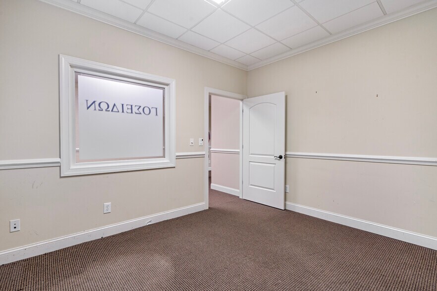 More Photos Of 1905 Woodstock Rd, Roswell Office For Sale