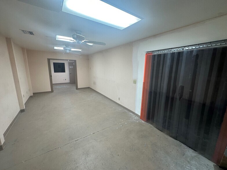 More Photos Of 10592 Balmoral Cir E, Jacksonville Showroom For Sale