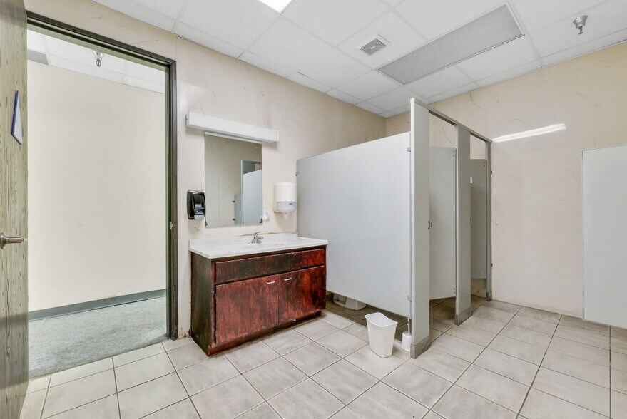 More Photos Of 207-211 Erie St, Pomona Warehouse For Sale