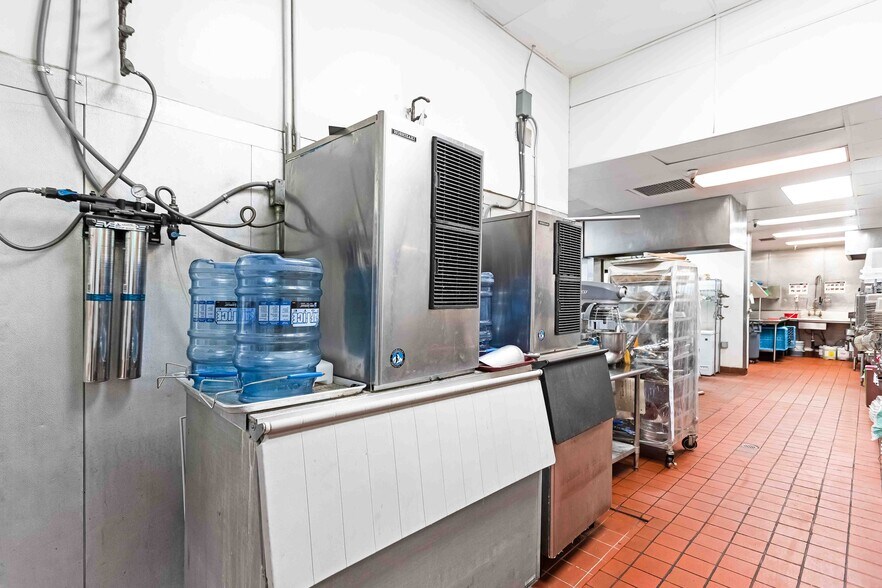 More Photos Of 72620 El Paseo, Palm Desert Restaurant For Sale