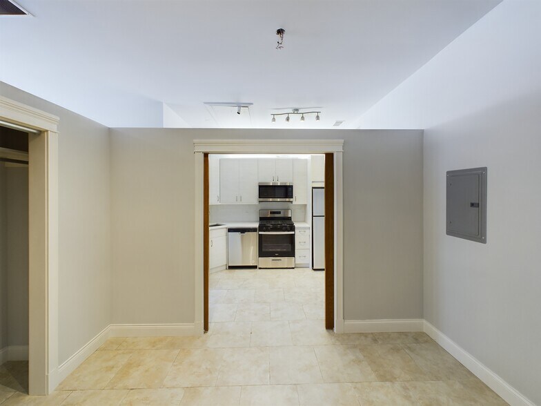 More Photos Of 2064 N Western Ave, Chicago Storefront Retail Residential For Lease