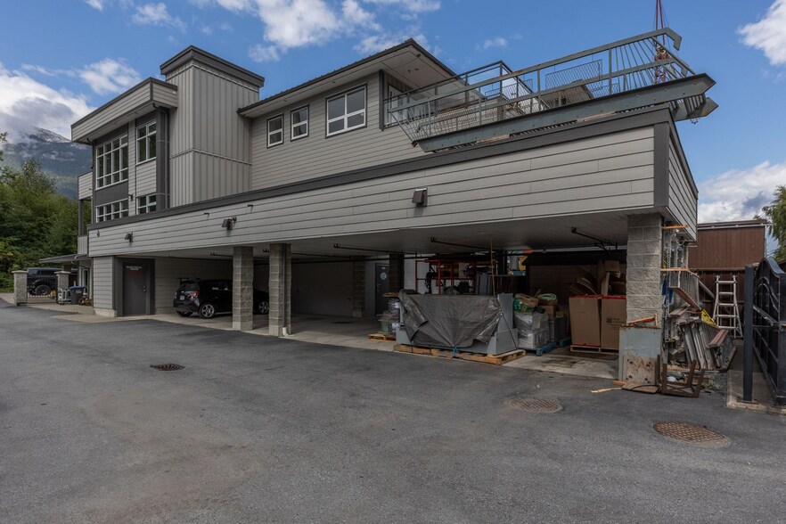 More Photos Of 37738 3 Av, Squamish Flex For Sale
