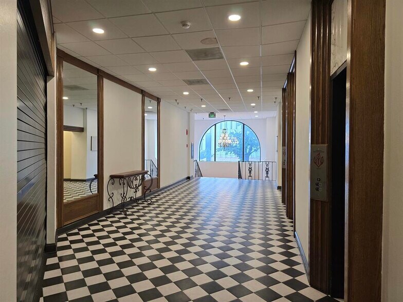 More Photos Of 109 N Main St, Memphis Apartments For Lease