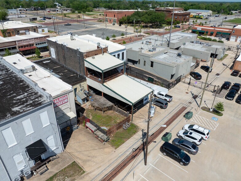 More Photos Of 120 W Main St, Denison Storefront Retail Office For Lease