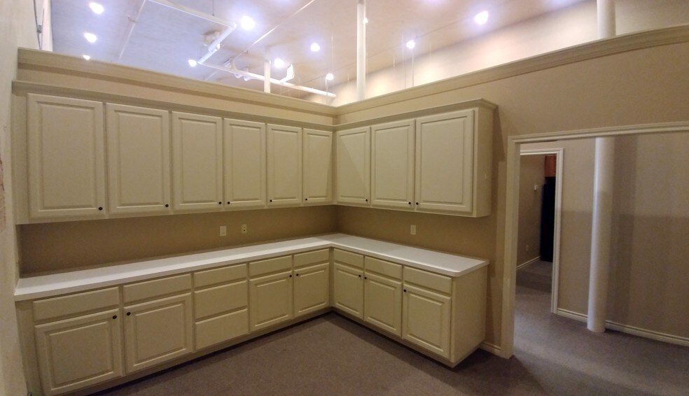 More Photos Of 208 N Bryan Ave, Bryan Office Residential For Lease