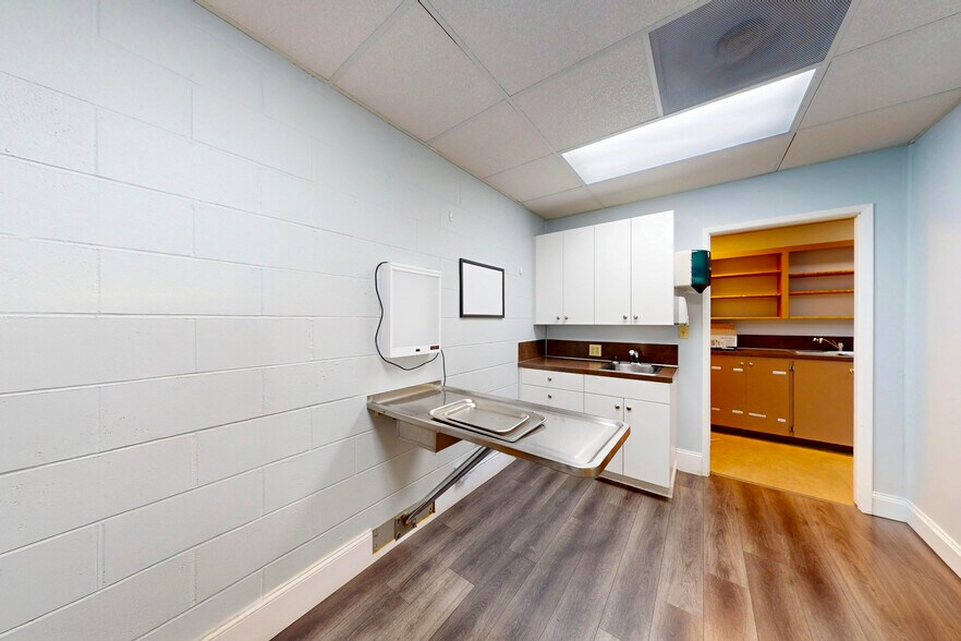 More Photos Of 7447 Martin Way E, Lacey Veterinarian Kennel For Sale