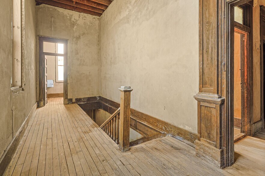 More Photos Of 125 S Waco St, Hillsboro Office For Lease