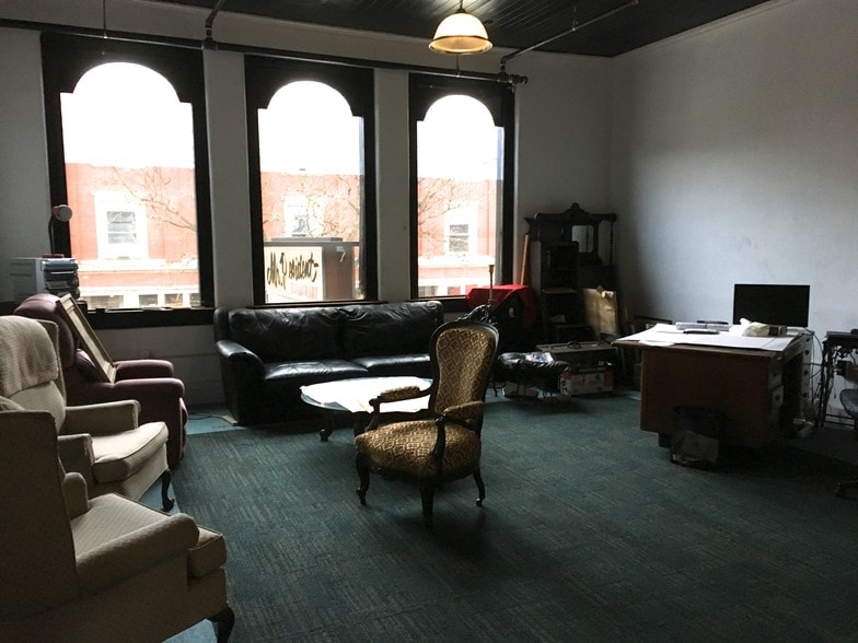 More Photos Of 304-308 N Burdick St, Kalamazoo Bar For Sale