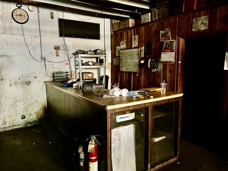 More Photos Of 824 20th St, Huntington General Retail For Sale