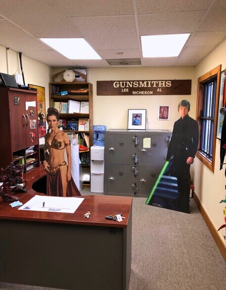 More Photos Of 10791 Oak St NE, Donald Showroom For Sale