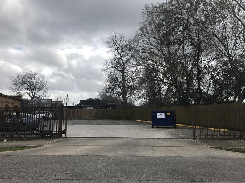 More Photos Of 5208 Harrisburg Blvd, Houston Storefront For Lease