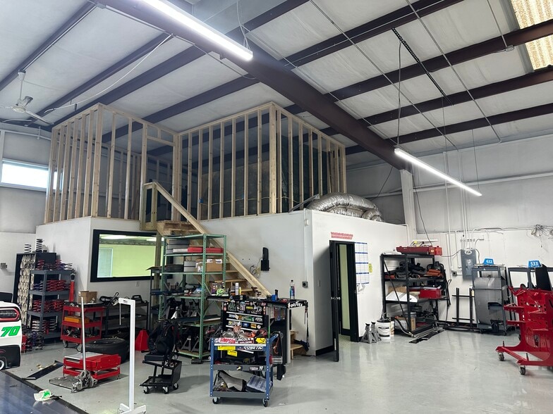 More Photos Of 1046 Gateway Dr, Mooresville Auto Repair For Lease