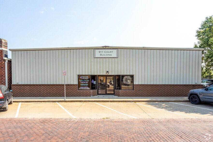 More Photos Of 911 Court St, Adel Freestanding For Sale