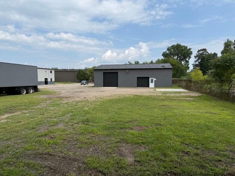 More Photos Of 811 Kim Dr, Mason Warehouse For Lease