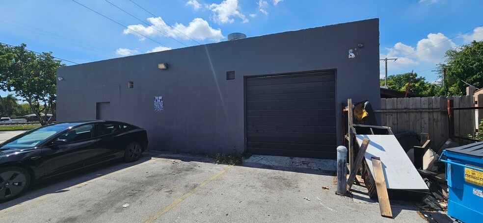 More Photos Of 1346 S Dixie Hwy, Hollywood Warehouse For Lease
