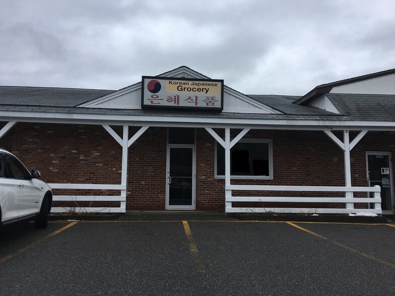 More Photos Of 326 S Broadway, Salem General Retail For Sale