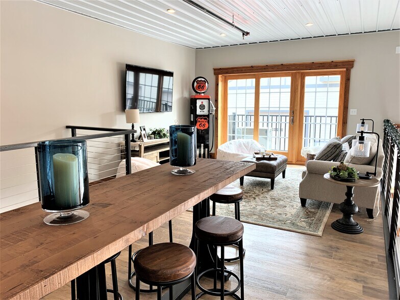 More Photos Of 2108-2260 Ferry Rd, Naperville Showroom For Sale