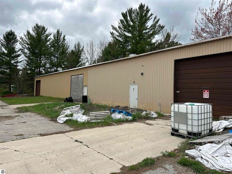 More Photos Of 404 S Park Dr, Kalkaska Warehouse For Lease