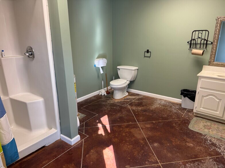 More Photos Of 1721 E Ridgewood Rd, Jasper Light Distribution For Lease