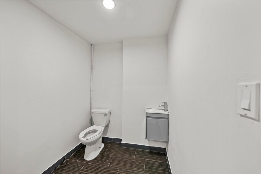 More Photos Of 236 W 18th St, Los Angeles Warehouse For Sale