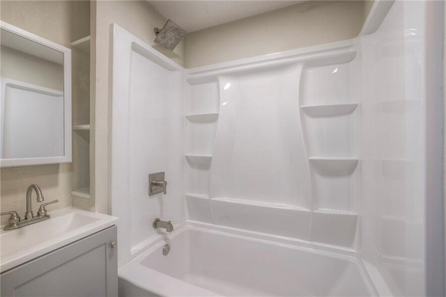 More Photos Of 109 E 40th St, Kansas City Apartments For Sale