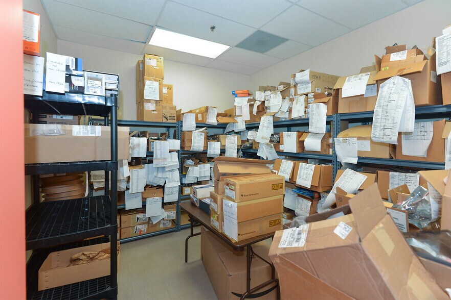 More Photos Of 7751 Kingspointe Pky, Orlando Light Distribution For Lease