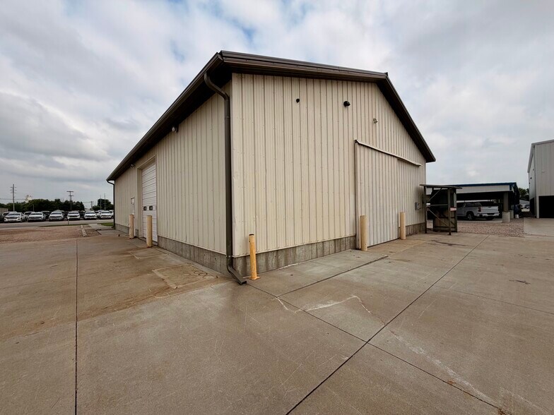More Photos Of 405 Lake Ave, Gothenburg Distribution For Sale
