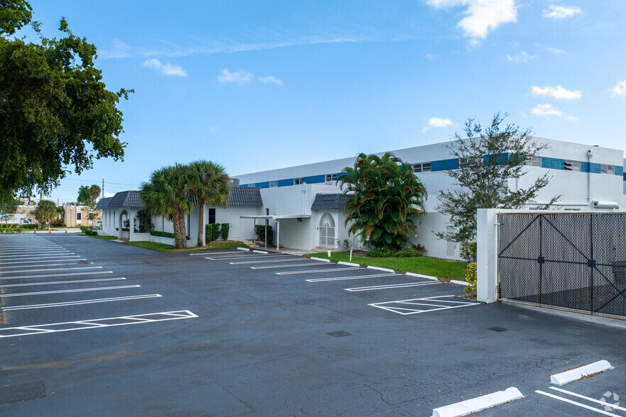 More Photos Of 2700 Gateway Dr, Pompano Beach Manufacturing For Lease