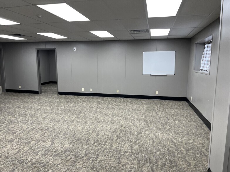 More Photos Of 1910 W Cardinal Dr, Beaumont Industrial For Lease