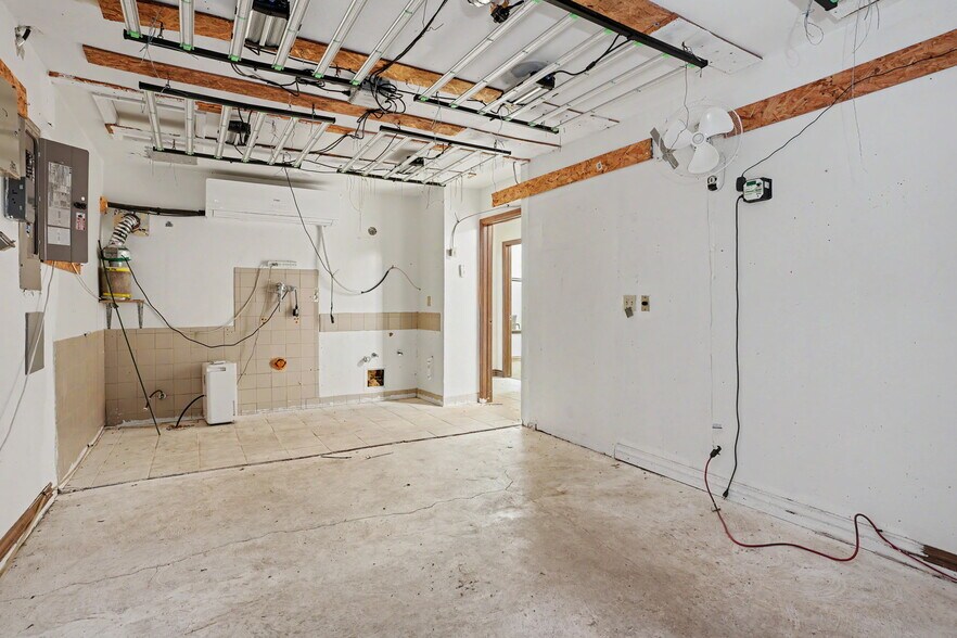 More Photos Of 1220 S Broadway, Hobart Office For Sale