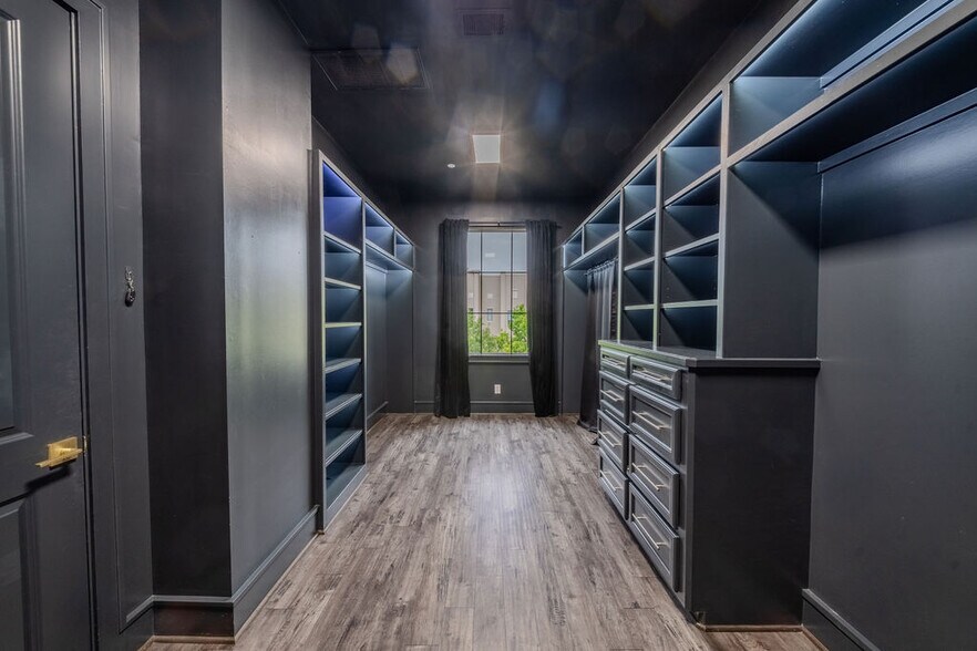 More Photos Of 1423 Lake Pointe Pkwy, Sugar Land Office For Sale