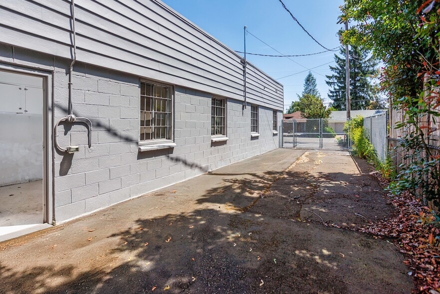 More Photos Of 10234 NE Glisan St, Portland Freestanding For Lease