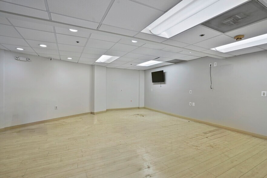 More Photos Of 3 Washington Cir NW, Washington Office For Sale