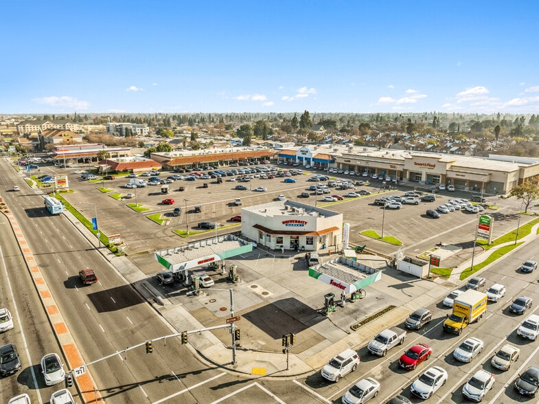 More Photos Of 698-790 W Shaw Ave, Clovis Unknown For Lease