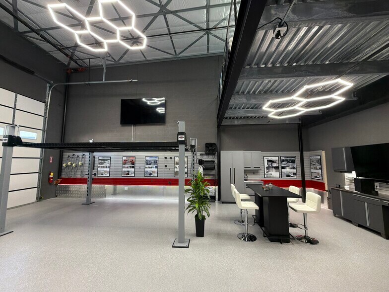 More Photos Of 105 Depot Dr, Belgrade Showroom For Lease