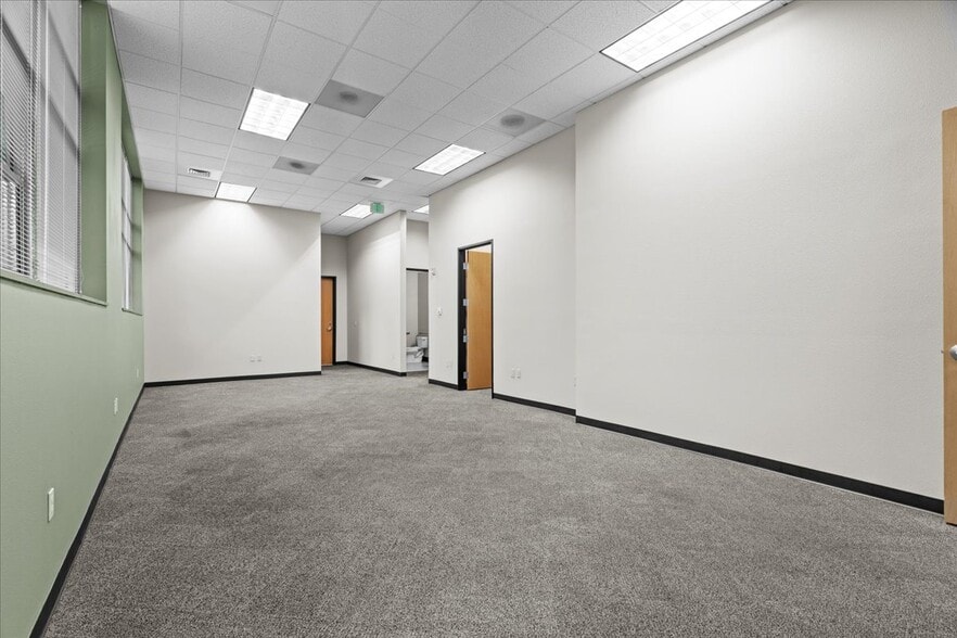 More Photos Of 6455 Lakeview Blvd, Lake Oswego Flex For Sale