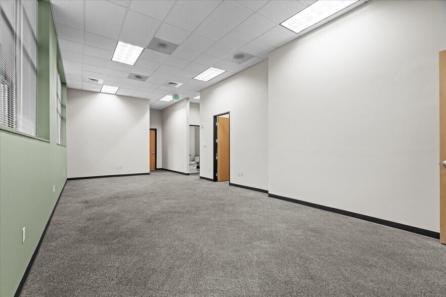 More Photos Of 6455 Lakeview Blvd, Lake Oswego Flex For Lease