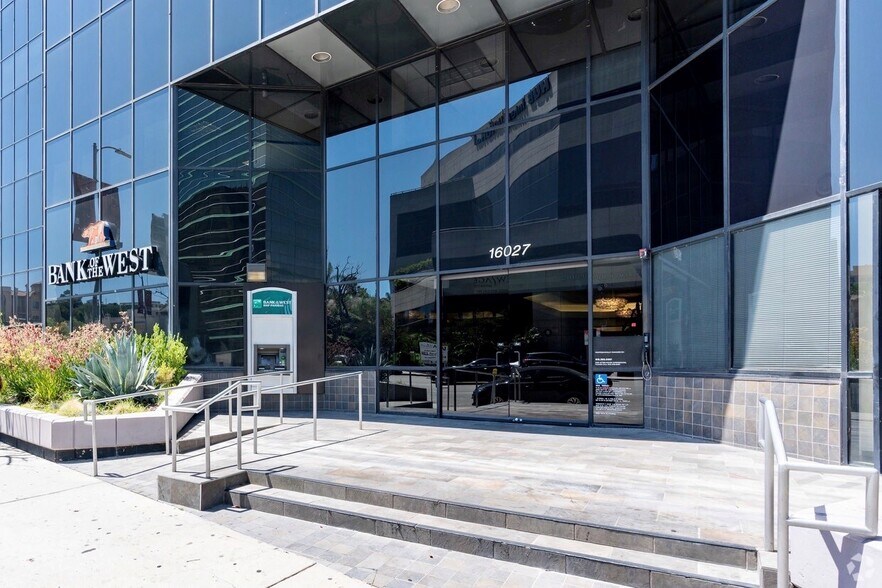More Photos Of 16027 Ventura Blvd, Encino Office For Lease