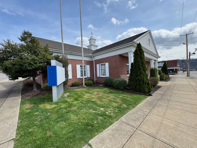 More Photos Of 530 Broadway, East Liverpool Bank For Sale