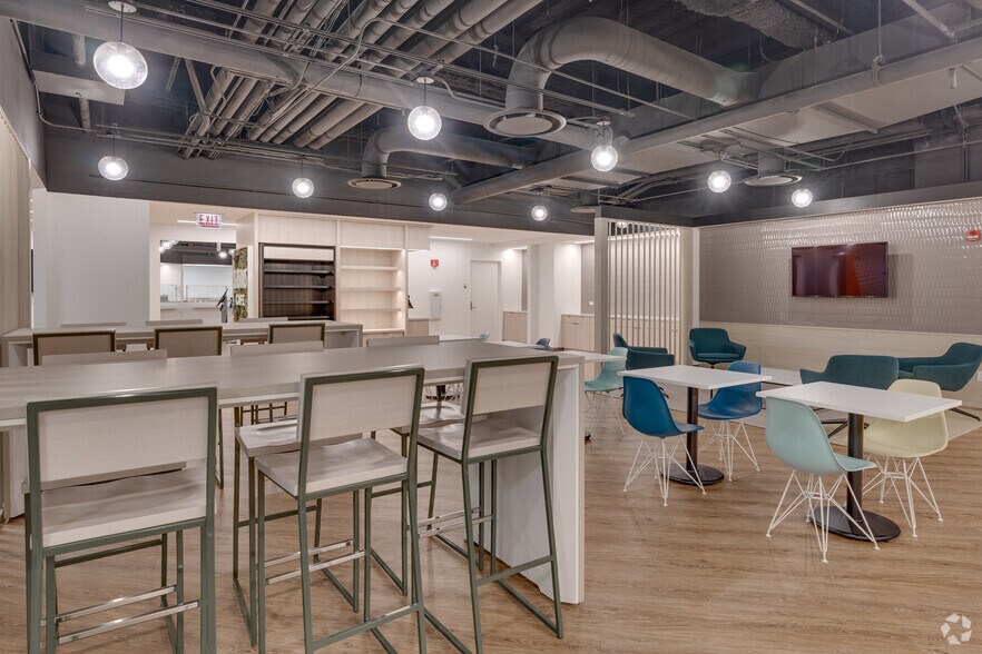 More Photos Of 2021 Spring Rd, Oak Brook Office For Lease